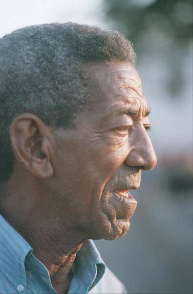 "Hello, can you help me, I have twenty dollars and need 50 cent only ... puedes ayudarme ? ..."